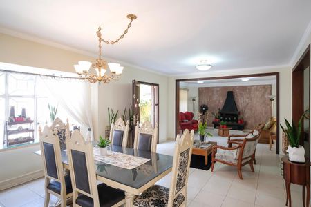 Casa à venda com 585m², 4 quartos e 10 vagasSala