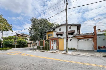 Casa à venda com 585m², 4 quartos e 10 vagasFachada + plaquinha