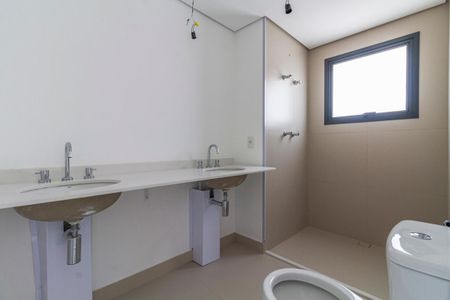 Apartamento à venda com 195m², 4 quartos e 3 vagasBanheiro da Suíte 1