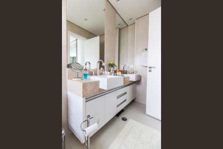 Apartamento à venda com 138m², 3 quartos e 3 vagasBanheiro da Suíte 1