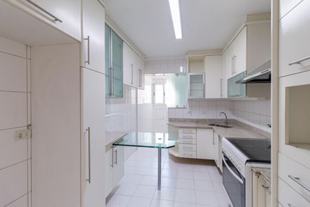 Apartamento à venda com 161m², 4 quartos e 4 vagas Apartamento à venda com 161m², 4 quartos e 4 vagasCozinha e área de serviço