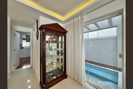 Casa de condomínio à venda com 300m², 6 quartos e 1 vagaSala