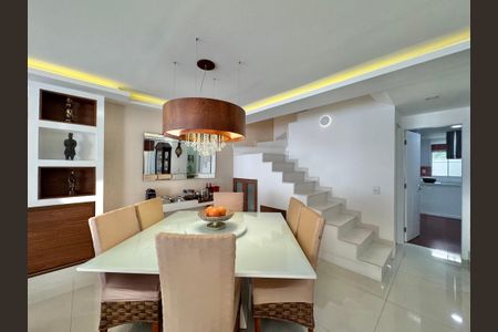 Casa de condomínio à venda com 300m², 6 quartos e 1 vagaSala