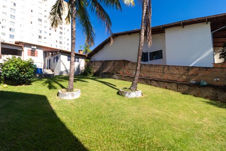 Casa à venda com 415m², 2 quartos e 2 vagas Casa à venda com 415m², 2 quartos e 2 vagasQuintal