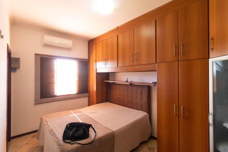 Casa à venda com 415m², 2 quartos e 2 vagas Casa à venda com 415m², 2 quartos e 2 vagasSuíte