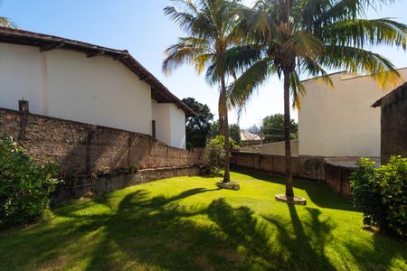Casa à venda com 415m², 2 quartos e 2 vagas Casa à venda com 415m², 2 quartos e 2 vagasQuintal