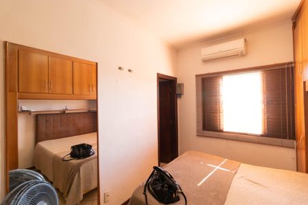 Casa à venda com 415m², 2 quartos e 2 vagas Casa à venda com 415m², 2 quartos e 2 vagasSuíte