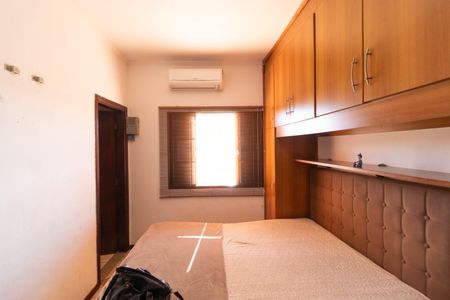 Casa à venda com 415m², 2 quartos e 2 vagas Casa à venda com 415m², 2 quartos e 2 vagasSuíte