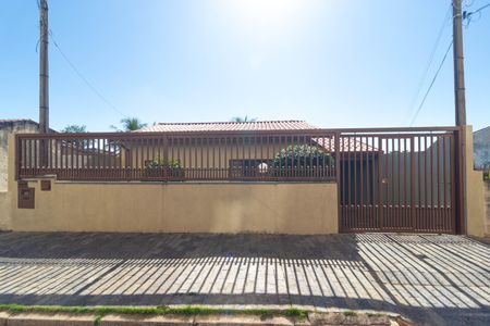 Casa à venda com 415m², 2 quartos e 2 vagas Casa à venda com 415m², 2 quartos e 2 vagasFachada