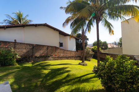 Casa à venda com 415m², 2 quartos e 2 vagas Casa à venda com 415m², 2 quartos e 2 vagasQuintal