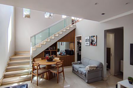 Casa à venda com 298m², 3 quartos e 3 vagasEscada