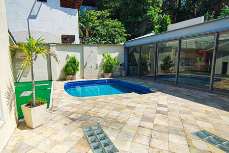 Casa à venda com 298m², 3 quartos e 3 vagasPiscina