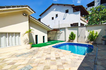 Casa à venda com 298m², 3 quartos e 3 vagasPiscina