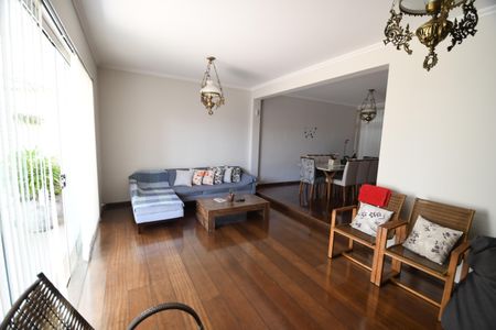 Casa para alugar com 288m², 5 quartos e 3 vagasSala