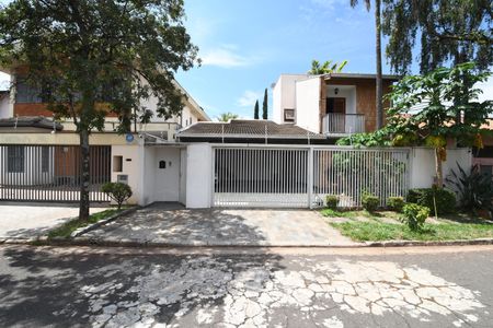 Casa para alugar com 288m², 5 quartos e 3 vagasFachada