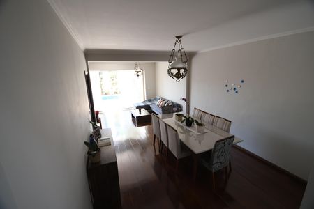 Casa para alugar com 288m², 5 quartos e 3 vagasSala