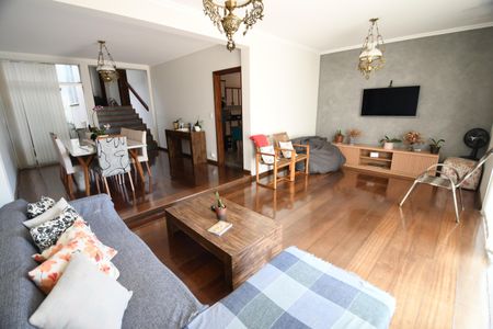 Casa para alugar com 288m², 5 quartos e 3 vagasSala