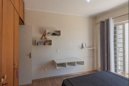 Casa à venda com 300m², 3 quartos e 4 vagas Casa à venda com 300m², 3 quartos e 4 vagasQuarto 1