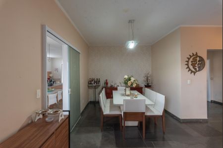 Casa à venda com 300m², 3 quartos e 4 vagas Casa à venda com 300m², 3 quartos e 4 vagasSala de Jantar