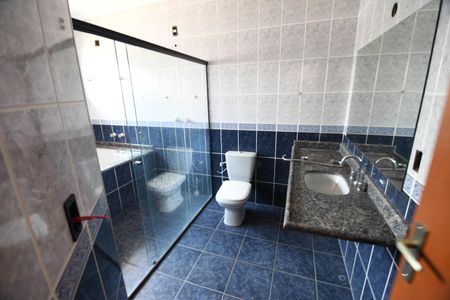 Casa à venda com 480m², 4 quartos e 5 vagasBanheiro 1