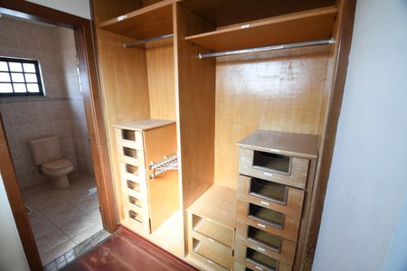 Casa à venda com 480m², 4 quartos e 5 vagasQuarto Suíte 2