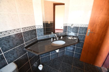 Casa à venda com 480m², 4 quartos e 5 vagasBanheiro 2