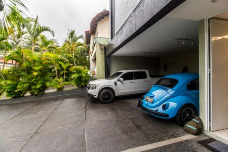 Casa de condomínio à venda com 300m², 4 quartos e 4 vagas Casa de condomínio à venda com 300m², 4 quartos e 4 vagasGaragem