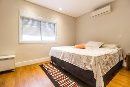 Casa de condomínio à venda com 300m², 4 quartos e 4 vagas Casa de condomínio à venda com 300m², 4 quartos e 4 vagasSuíte 2