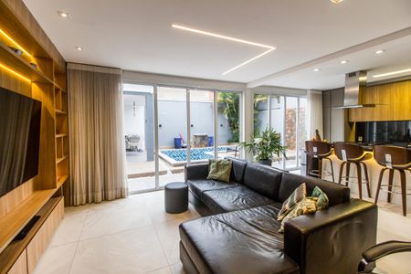 Casa de condomínio à venda com 300m², 4 quartos e 4 vagas Casa de condomínio à venda com 300m², 4 quartos e 4 vagasSala de TV