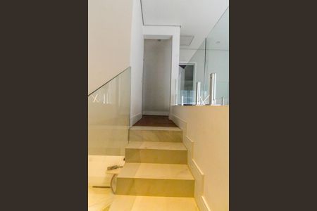 Casa de condomínio à venda com 300m², 4 quartos e 4 vagas Casa de condomínio à venda com 300m², 4 quartos e 4 vagasEscada