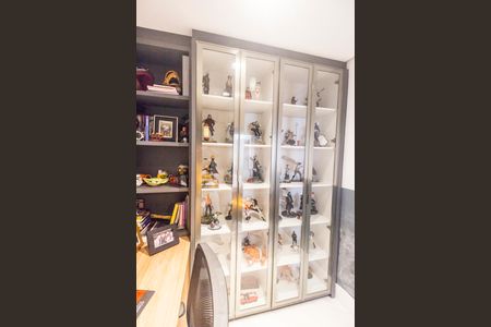 Casa de condomínio à venda com 300m², 4 quartos e 4 vagas Casa de condomínio à venda com 300m², 4 quartos e 4 vagasEscritório