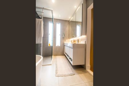 Casa de condomínio à venda com 300m², 4 quartos e 4 vagas Casa de condomínio à venda com 300m², 4 quartos e 4 vagasBanheiro da Suíte