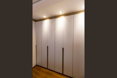 Casa de condomínio à venda com 300m², 4 quartos e 4 vagas Casa de condomínio à venda com 300m², 4 quartos e 4 vagasSuíte