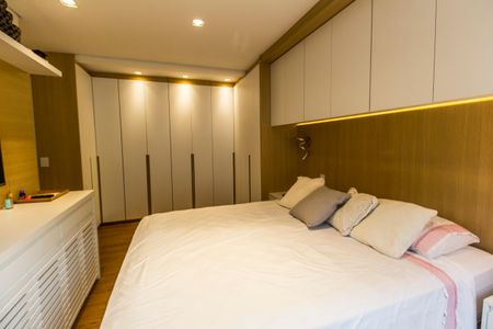 Casa de condomínio à venda com 300m², 4 quartos e 4 vagas Casa de condomínio à venda com 300m², 4 quartos e 4 vagasSuíte