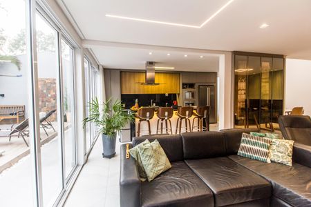 Casa de condomínio à venda com 300m², 4 quartos e 4 vagas Casa de condomínio à venda com 300m², 4 quartos e 4 vagasSala de TV