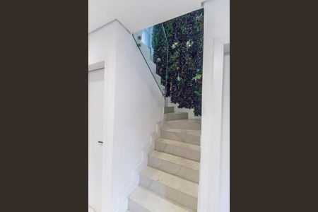 Casa de condomínio à venda com 300m², 4 quartos e 4 vagas Casa de condomínio à venda com 300m², 4 quartos e 4 vagasEscada