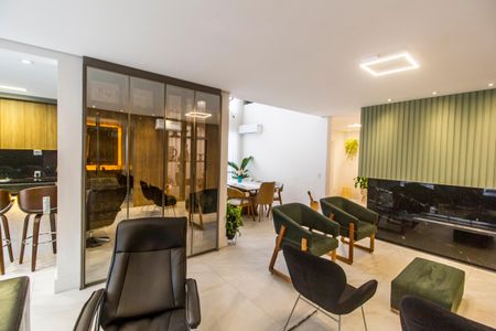 Casa de condomínio à venda com 300m², 4 quartos e 4 vagas Casa de condomínio à venda com 300m², 4 quartos e 4 vagasSala de TV