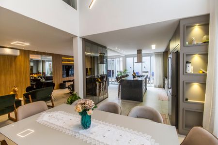 Casa de condomínio à venda com 300m², 4 quartos e 4 vagas Casa de condomínio à venda com 300m², 4 quartos e 4 vagasSala de Jantar