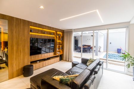 Casa de condomínio à venda com 300m², 4 quartos e 4 vagas Casa de condomínio à venda com 300m², 4 quartos e 4 vagasSala de TV