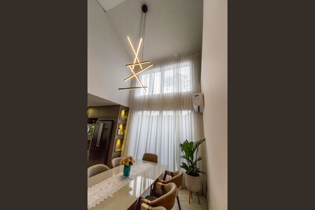 Casa de condomínio à venda com 300m², 4 quartos e 4 vagas Casa de condomínio à venda com 300m², 4 quartos e 4 vagasDetalhe