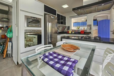 Casa para alugar com 200m², 3 quartos e 2 vagasCozinha