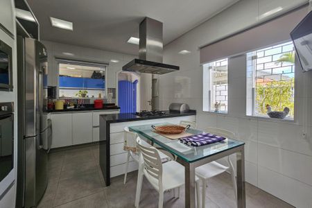 Casa para alugar com 200m², 3 quartos e 2 vagasCozinha