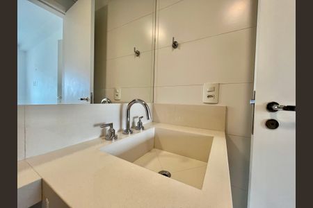 Apartamento à venda com 64m², 1 quarto e 2 vagas Apartamento à venda com 64m², 1 quarto e 2 vagasBanheiro da Suíte