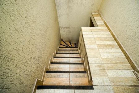 Casa de condomínio à venda com 90m², 2 quartos e 1 vaga Casa de condomínio à venda com 90m², 2 quartos e 1 vagaEscada de entrada