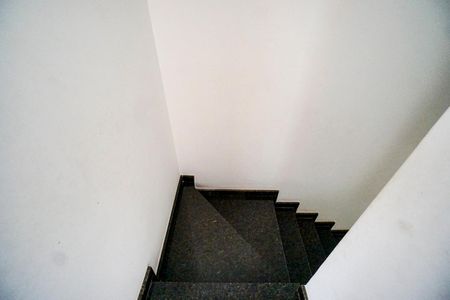 Casa de condomínio à venda com 90m², 2 quartos e 1 vaga Casa de condomínio à venda com 90m², 2 quartos e 1 vagaEscada