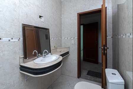 Casa à venda com 310m², 4 quartos e 2 vagasBanheiro da Suíte 2