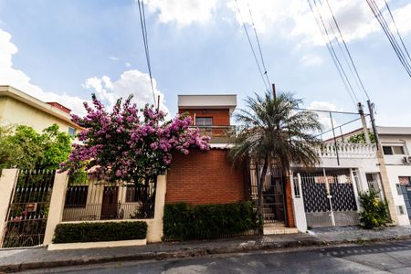 Casa à venda com 215m², 3 quartos e 6 vagas Casa à venda com 215m², 3 quartos e 6 vagasFachada