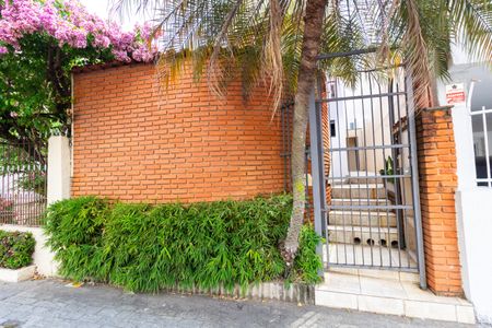 Casa à venda com 215m², 3 quartos e 6 vagas Casa à venda com 215m², 3 quartos e 6 vagasEntrada