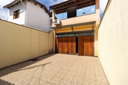 Casa à venda com 215m², 3 quartos e 6 vagas Casa à venda com 215m², 3 quartos e 6 vagasQuintal da Frente