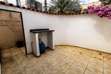 Casa à venda com 215m², 3 quartos e 6 vagas Casa à venda com 215m², 3 quartos e 6 vagasQuintal